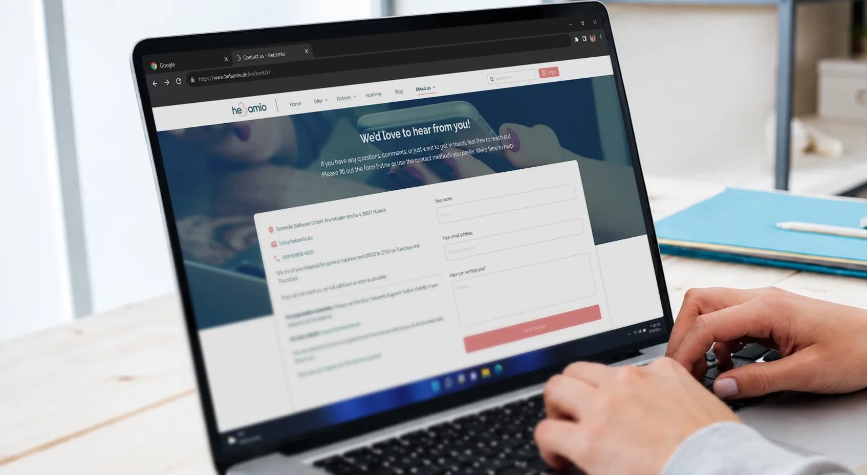 Landing de Hebamio en versión de escritorio mostrando el formulario de contacto
