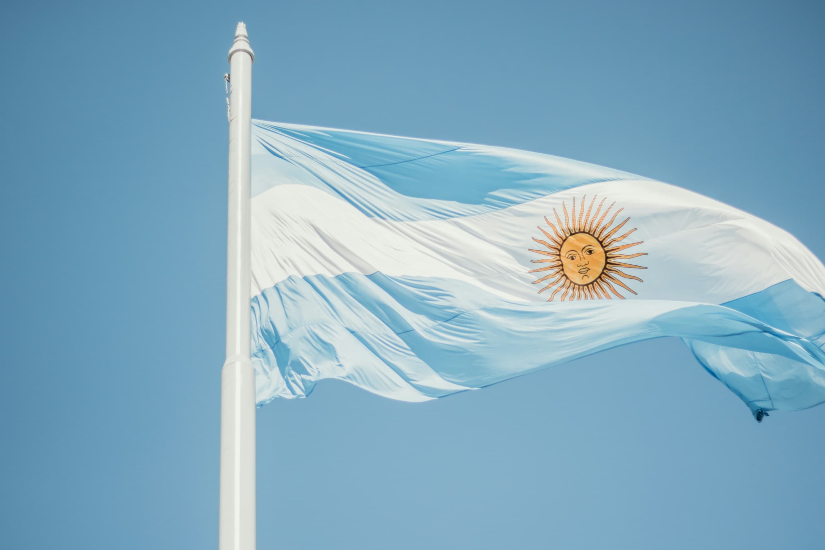 Bandera argentina flameando contra el cielo