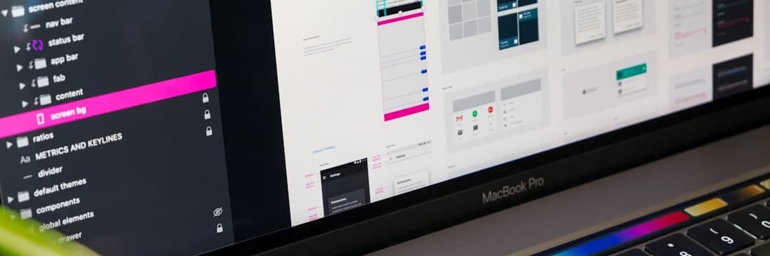 Una notebook con un archivo de diseño abierto, con el panel de capas y las especificaciones de espaciado a la vista